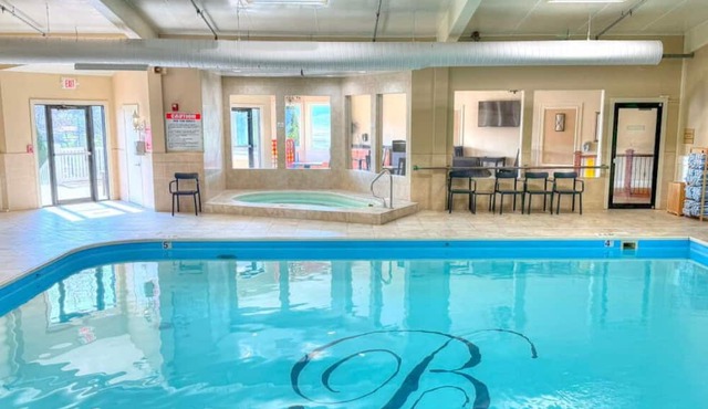 2 Bedroom Lodge Suite with Kitchen, Fireplace, and Jacuzzi Tub in Millersburg