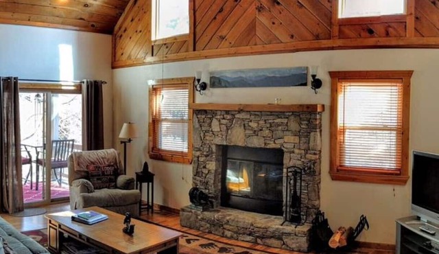 Cozy Maggie Valley Cabin near Cataloochee Ski Area, with hot tub. Bikers Welcome