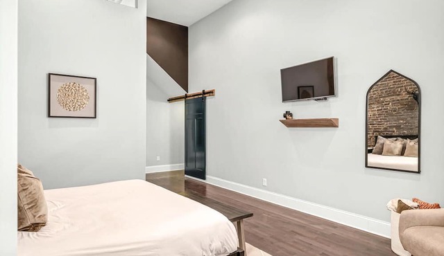Downtown Music City Loft living! ~Steps from Broadway.