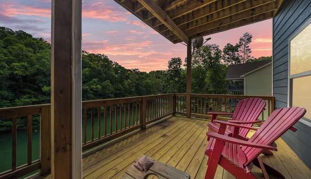 Waker's Paradise: Lakefront,9br/8.5ba, Private Dock,Hot Tub,Gameroom,Sleeps 32