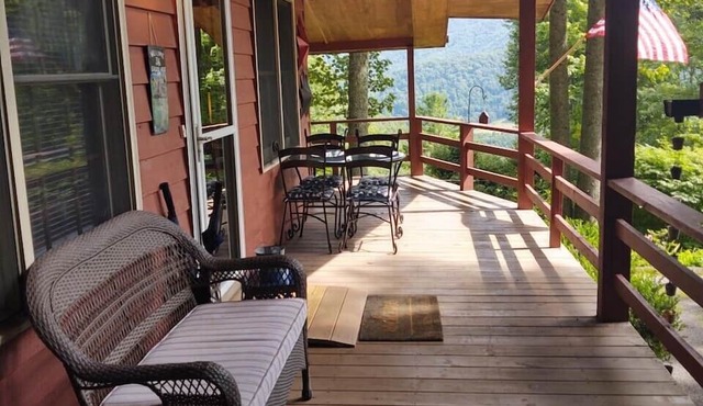 Eagles Nest Cottage- Pet Friendly with amazing views