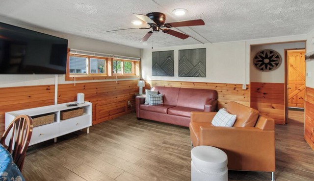 Hazel's Hideaway -Private riverfront 3 bed 2 bath cabin with hot tub!
