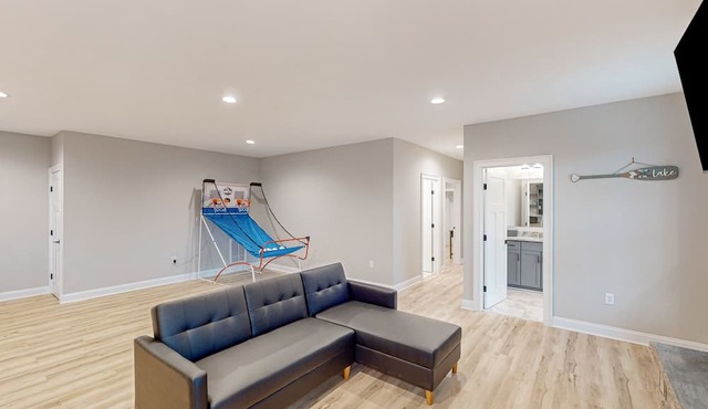 LaWi Lakehouse - Stunning lakefront oasis with a kayak, large deck, games, & tranquil views