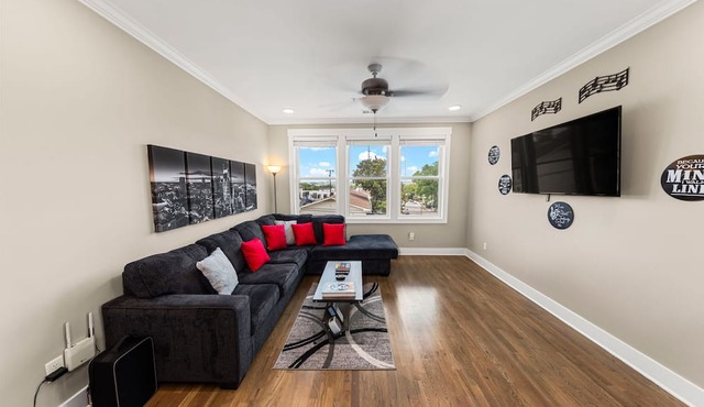 Midnight Strings - Cozy 2BR Retreat Near Broadway