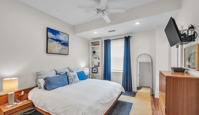 Spacious 2BR Loft on Abingdon’s Main Street. Walk to Dining, Theatre, & Shops