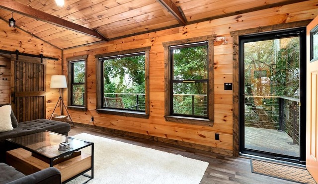 The Little Lake House - King Bed - New Hot Tub - 1 Min to Lake - Fiber Wifi