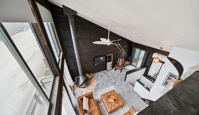 3-bedroom chalet in Hidden Valley Resort, slope views free shuttle to lodge