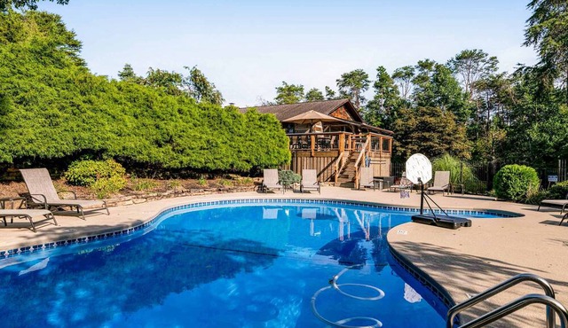 12-Acre Smoky Cabin Near Pigeon Forge・Pool・Hot Tub