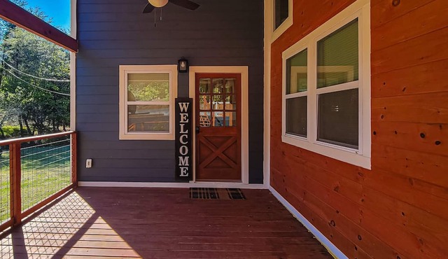 Cozy Home, Sleeps 6, Hot Tub, Fire Pit