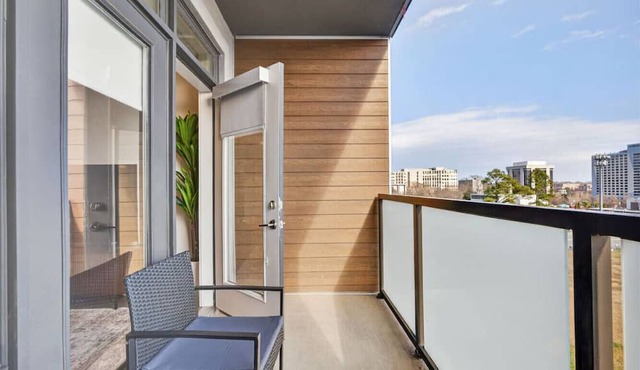 Queen City Breeze - Free Parking, Pool, Walkable