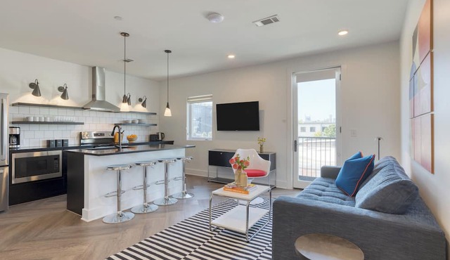 Rooftop + 1 Mile to Broadway | Carter 1BDR Suite