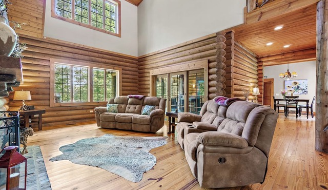Dreamy 3.5 bedroom cabin on the lake in a private gated community resort