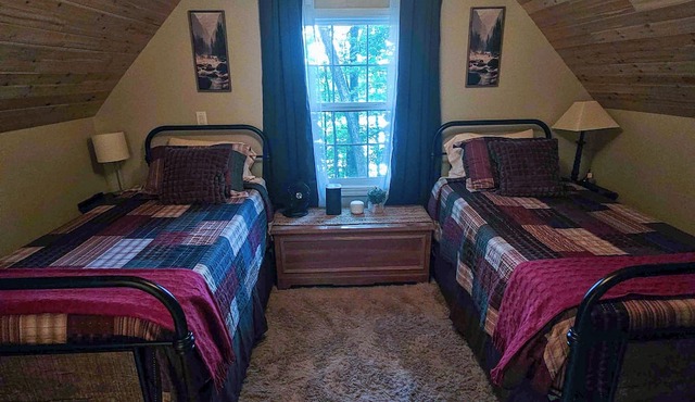 Cozy 2BR Retreat Among Trees and Water with A/C & WiFi on Hiwassee River