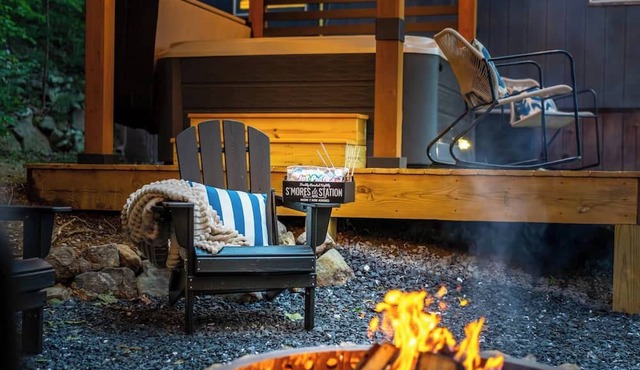 Mountain Views, Pets, Hot Tub, Fire Pit, Sleeps 5 in Stanley