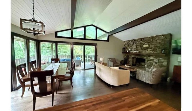 Mins to HendersonvilleDeck ViewsGrillFireplace