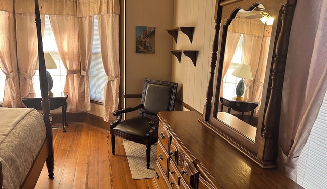 Delightful 4-Bedroom & 3 Bathroom House in Historic Marion, Sleeps 8