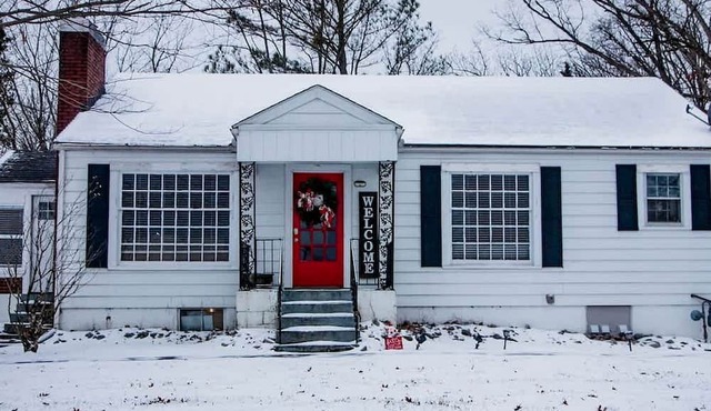 Large, Farmhouse Style Cottage near Lake Cumberland State Resort Park, Perfect for a Kentucky Summer Holiday