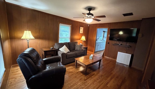 Cozy 2 bedroom house near New River, game room, WiFi, brand new kitchen/bathroom in Galax