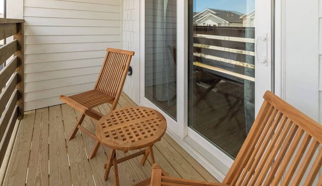 Swell | Walk to the Beach | Hot Tub, Dog Friendly, and Community Pool in Corolla