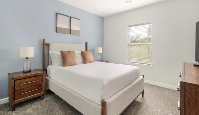Landing | Chic 2BD, Clubhouse, Pool