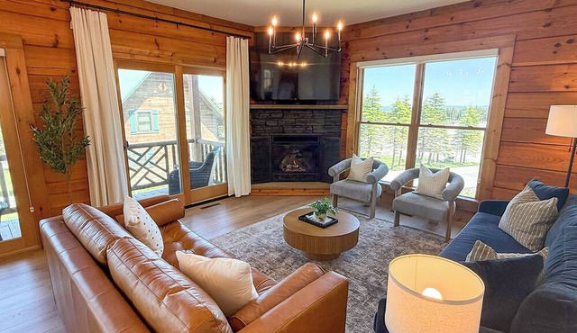 Updated Cabin Sleeps 12, 2-Min Walk to Slopes, Hot Tub, Game Room & Views in Snowshoe