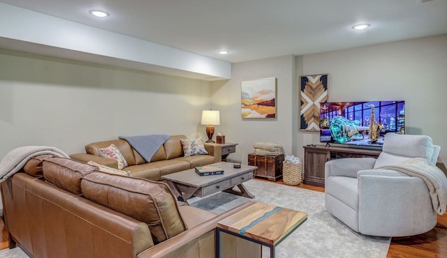 King Bed, Chef Inspired Kitchen, New Build, No Pets in West Jefferson