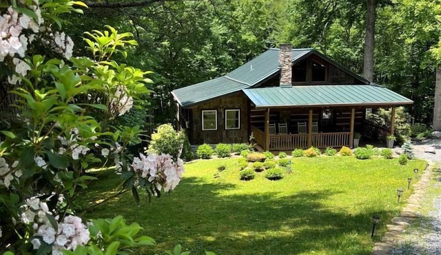 Tranquil Mountain Escape with Outdoor Decks, Fireplace & Scenic Charm in Blowing Rock, North Carolina