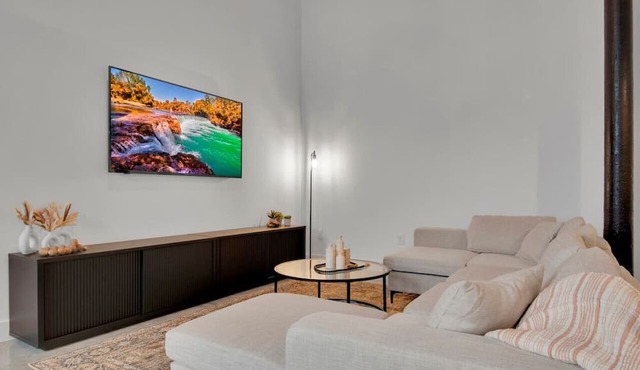 Huge, Open Loft | Arts District | 5 mins to DT GVL