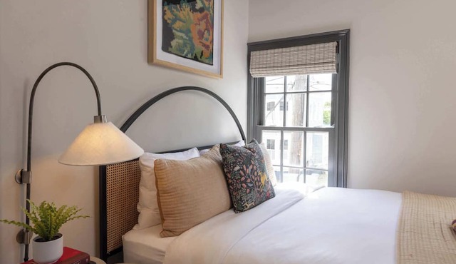 Renovated Townhome Near Forsyth Park | Parking in Savannah