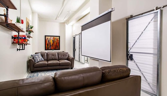 Downtown Loft w/Parking, Fitness & Movie room