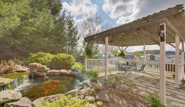 Conference Center & Pond: New Kensington Apartment in New Kensington