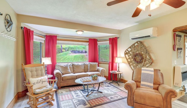 Cozy Mars Hill Farmhouse w/Scenic Views