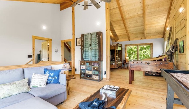 Beautiful Cabin Overlooking Center Hill Lake