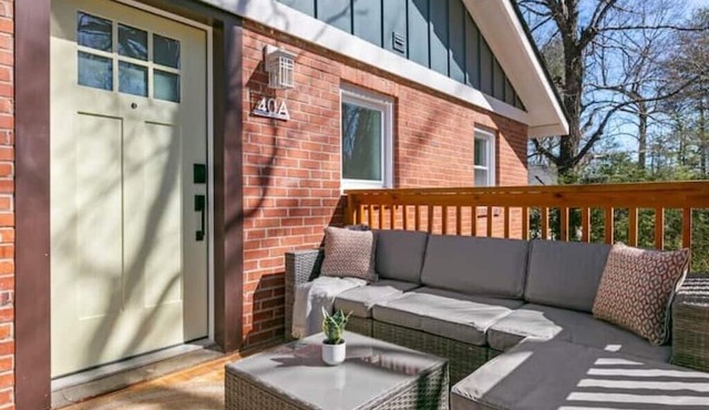 Peaceful Private Lane, Minutes to Airport, Modern & Cozy