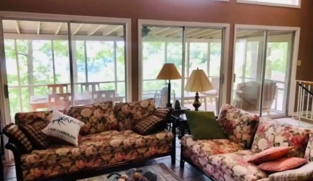 Views to Die For - Relax on 2 decks + Screen Porch; 1 mile to Pleasant Hill ramp in Jamestown