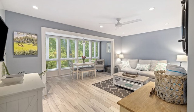 Contemporary Seascape Villa, Popular Kiawah West Beach, 1BR, Steps to Beach! in Kiawah Island