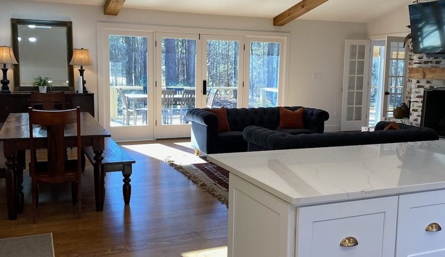 Cozy Athens Retreat- All Decked Out with Pond View-7 miles from Dwntwn in Athens