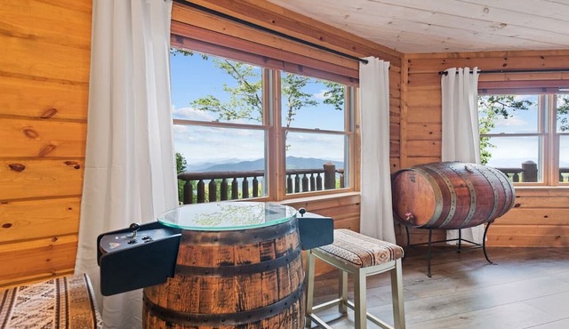 Outstanding Views! 5BR/4.5 BA/Sleeps 14, Hot-Tub, Pool Table!
