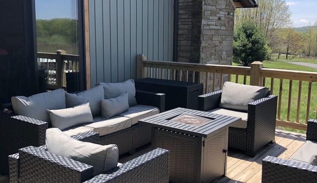 Hot tub-petfriendly-firepit-pool table-bar-3+acres