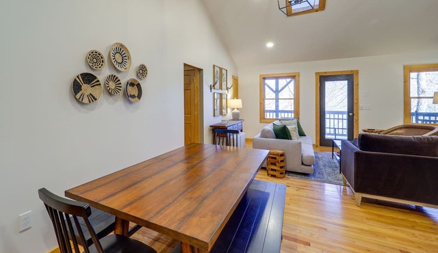 Blowing Rock Escape w/Covered Deck & Fire Pit