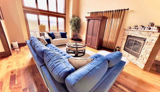 Tranquil Waters Retreat: Hot Tub, Pool & Lake Views