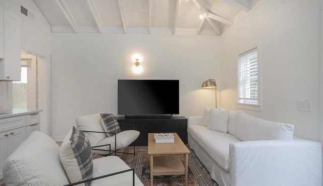 New Construction - Sleeps 4 - Close to Broadway!
