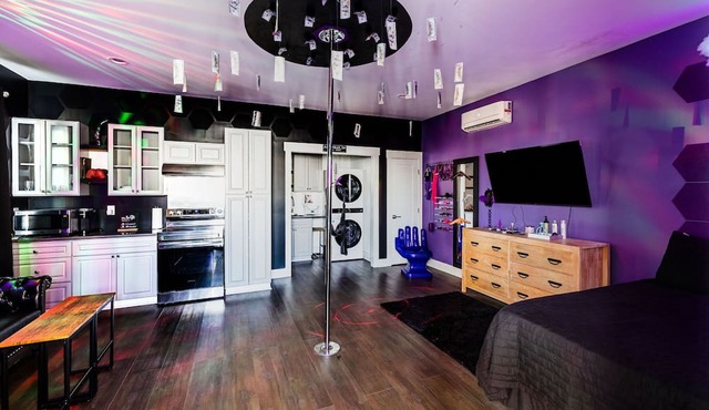 Centrally located 2 Dwntwn Nashville w/adult themed layout for a memorable stay