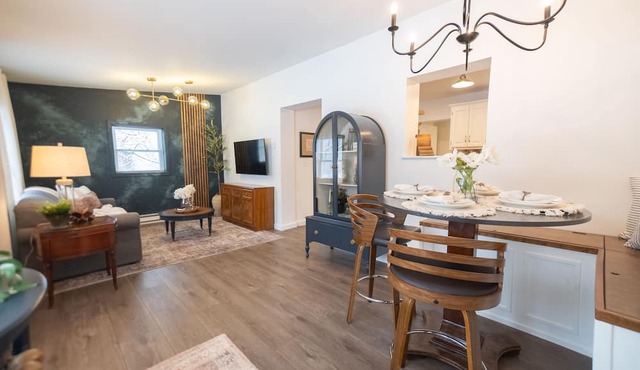 Vintage Vogue: Your Stylish Suite with Wi-Fi, Netflix, and Parking! in Connellsville