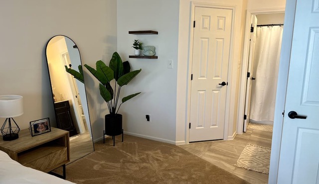 Cozy~ Vaulted Ceilings~ Midtown~ Elizabeth Condo