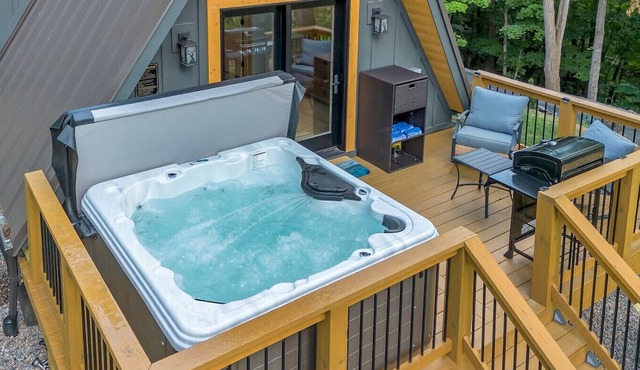 Blueridge Mountain A Frame with XL Hot Tub and mountain views in West Jefferson