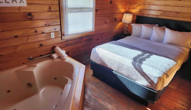 Pet Friendly 2 Bedroom Cabin Hideaway For 4! Cabin 7
