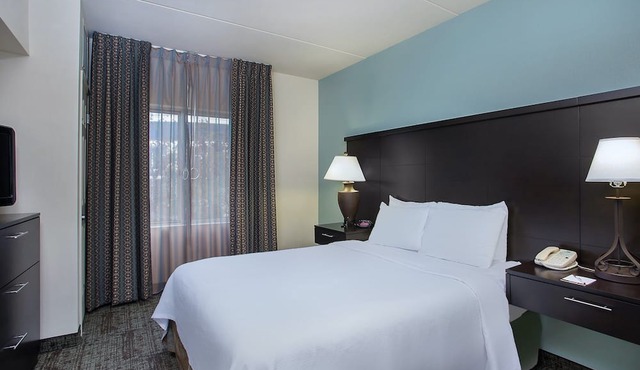 King Suite in Downtown Chattanooga | Free Breakfast + Hot Tub Access