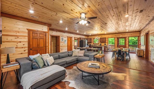 Luxe 8BR-Indoor Pool with Outdoor Movie Theater in Sevierville