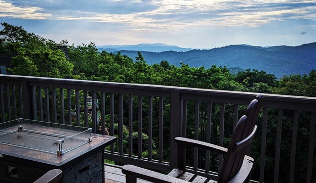 Charming 5-bedroom cabin with amazing views, WiFi and game room in Blowing Rock